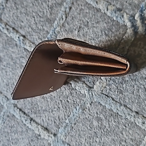 Authentic Wallet - Picture 5 of 10